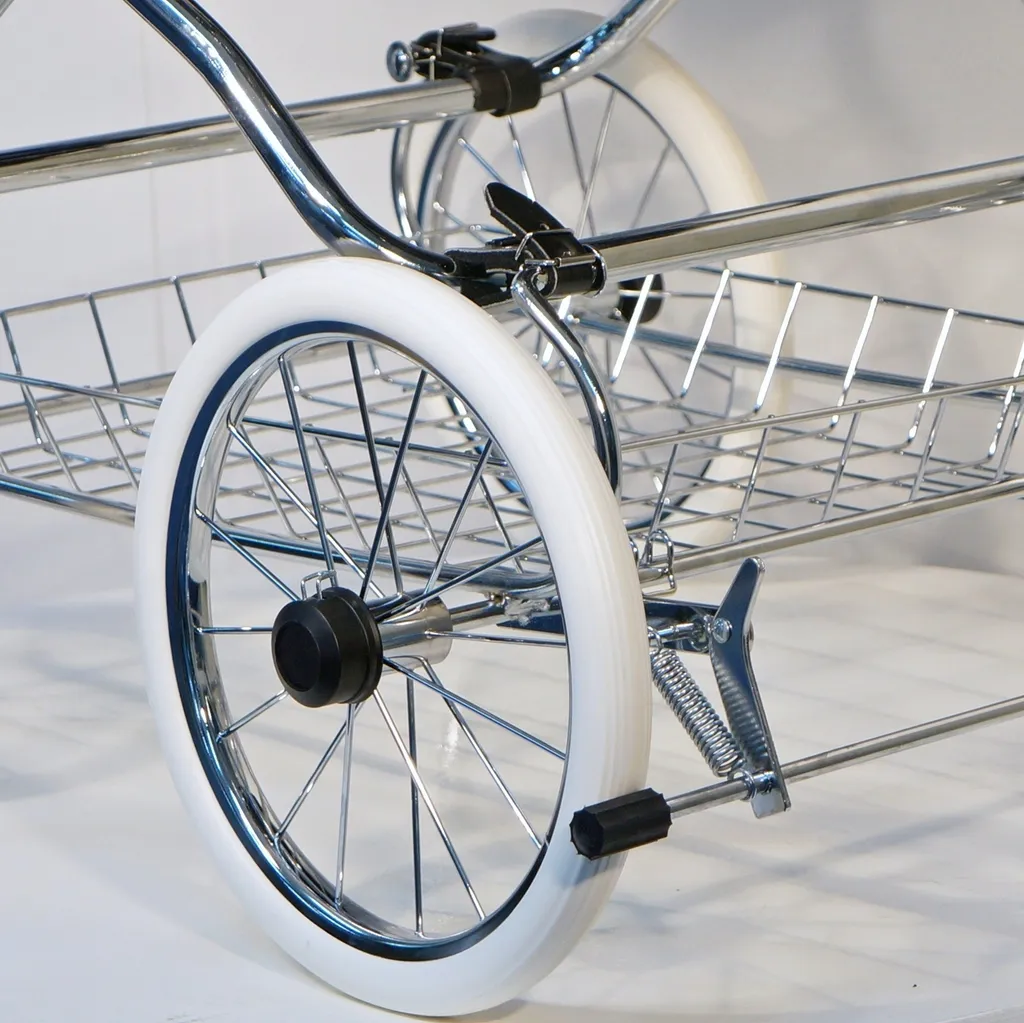 Eichhorn Korbkinderwagen Senator Mit Handgeflochtenem Weidenkorb (weiß) Und Bezugstoff In Marineblau Mit Klassischem Lederriemengestell – Bild 6