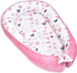 PIMKO Babynest 2seitig Minky Babynestchen FĂŒr Baby Kuschelnest Babykokon FĂŒr SĂ€uglinge Und Neugeborene Babykissen FĂŒr Zuhause 55 X 90 Cm - ROSA Herzen