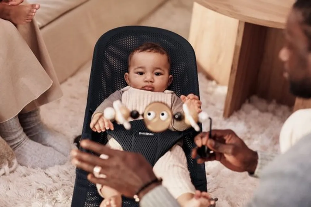 BabyBjörn BABYBJÖRN Babywippe Bliss Mesh Bundle Schwarz Mit Passendem Toys Naughty Eyes Schwarz/weiß Mit Schwarzem Rahmen – Bild 4