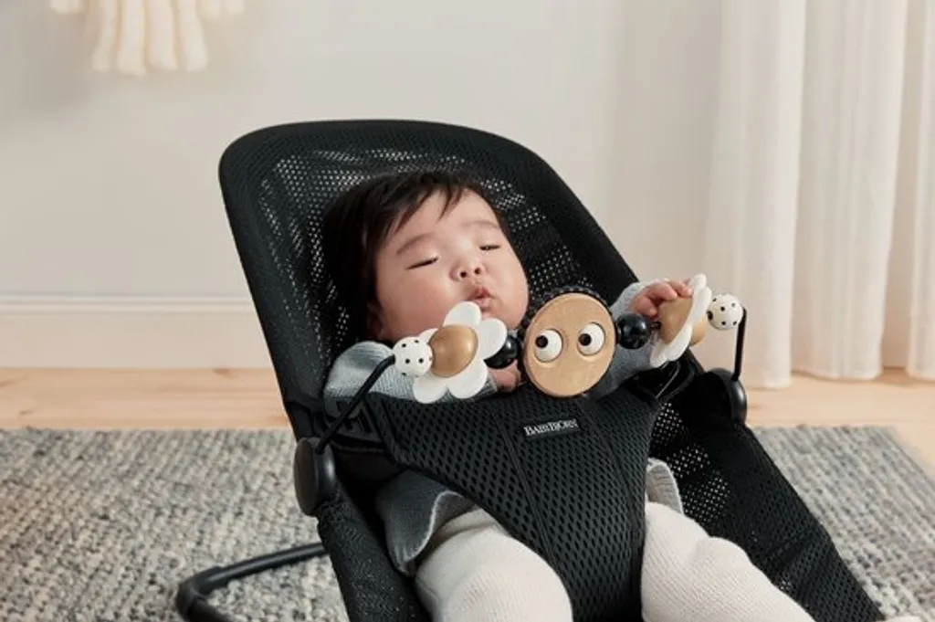 BabyBjörn BABYBJÖRN Babywippe Bliss Mesh Bundle Schwarz Mit Passendem Toys Naughty Eyes Schwarz/weiß Mit Schwarzem Rahmen – Bild 5